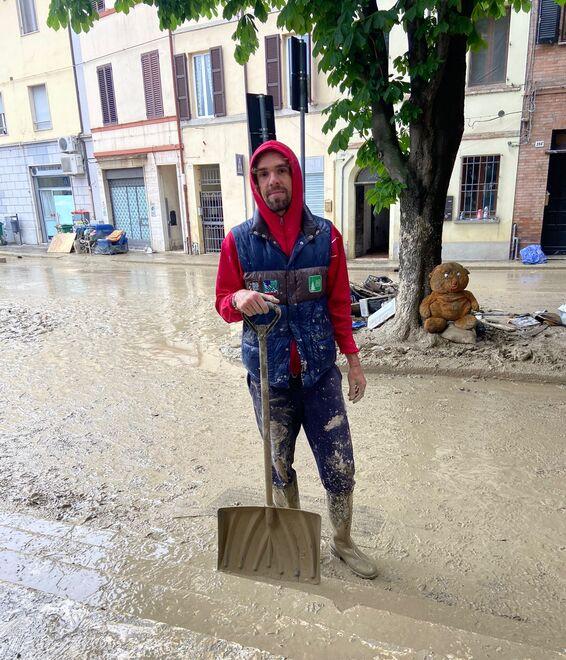 Daniele Fornaciari “angelo del fango” a Forlì: «Situazione allucinante, sembra un film»