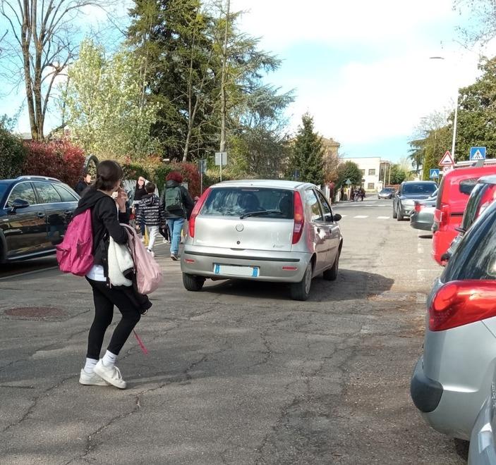 Petizione per la strada delle scuole di Novellara: «Traffico pericoloso per i bimbi»