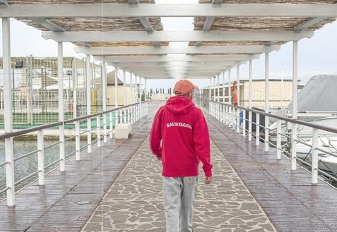 Pioggia e bagni vuoti a Livorno, il debutto degli stabilimenti è col freddo