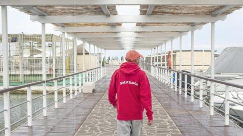 Pioggia e bagni vuoti a Livorno, il debutto degli stabilimenti è col freddo
