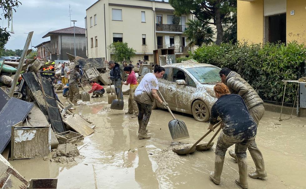 Viaggio nei paesi allagati della Romagna: «Ho salvato i miei vicini erano sopra un armadio» 