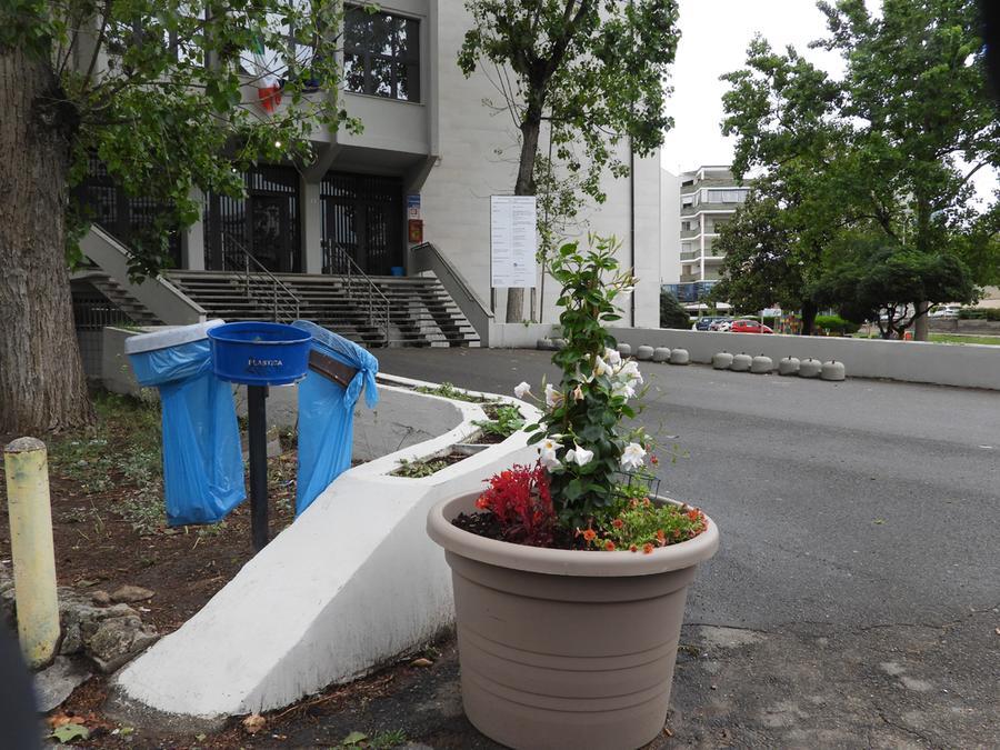 
	Uno dei vasi sistemati davanti al tribunale e poi rimossi

