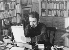 
	Il professor Enzo Espa nello studio di casa sua a Sassari

