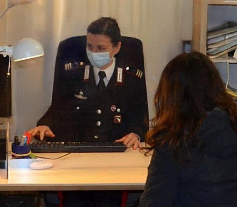 Prima la violenta e poi la picchia fino a farle perdere il bambino