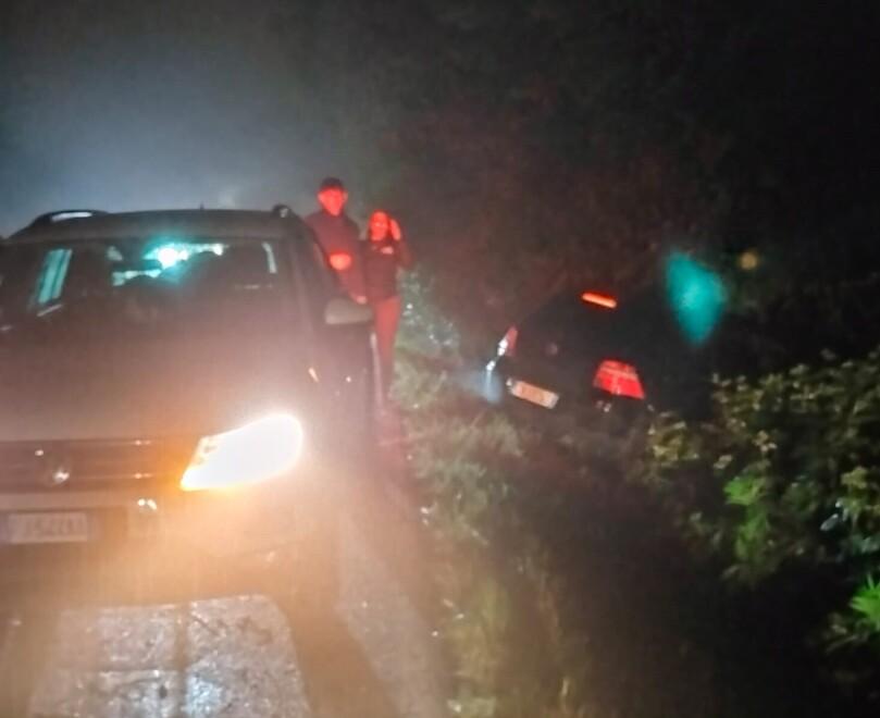Auto fuori strada in via Freddi Residenti sul piede di guerra