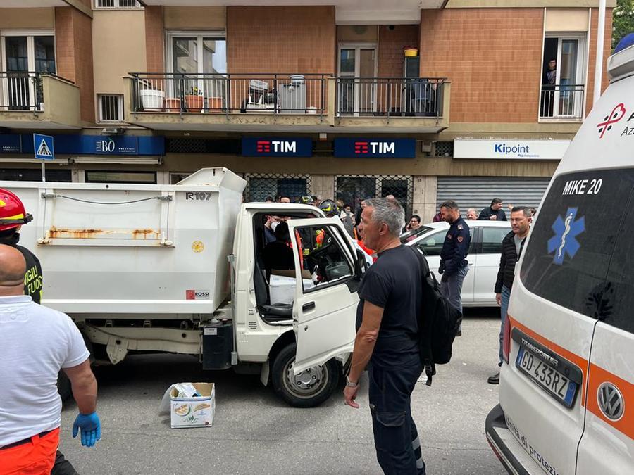 Cagliari, paziente psichiatrico ruba un furgone dei rifiuti e semina il panico