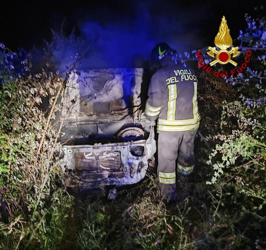 Un’auto rubata incendiata nelle campagne di Silanus