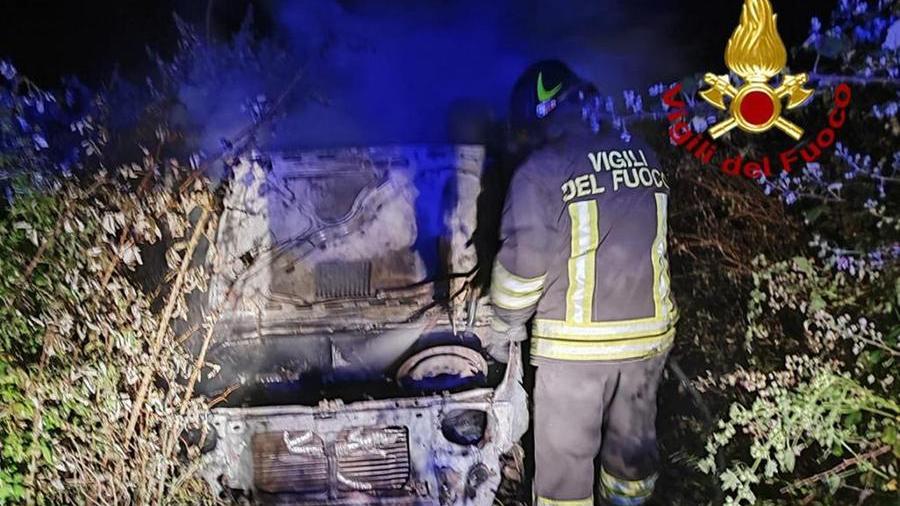 Un’auto rubata incendiata nelle campagne di Silanus