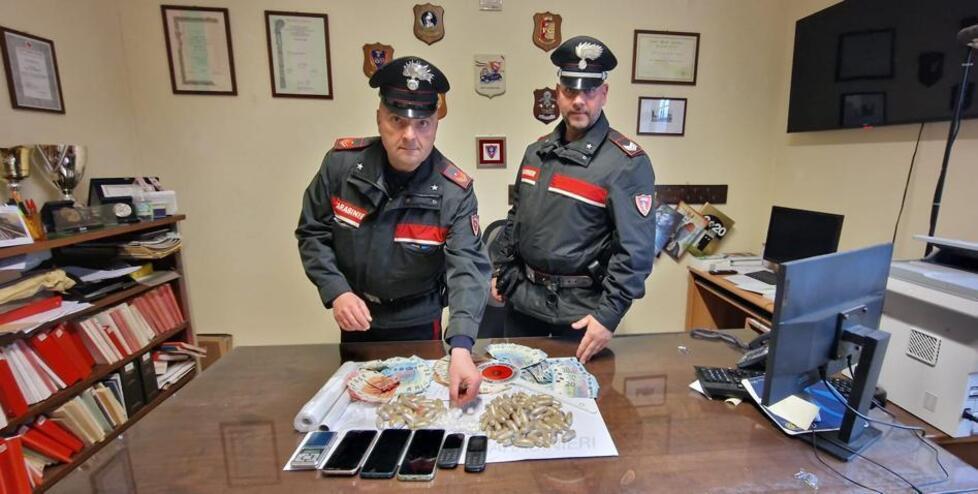 Nella foto, i carabinieri con la droga sequestrata nell’abitazione