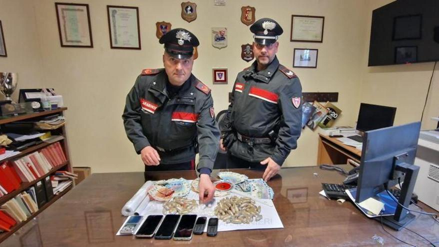 Nella foto, i carabinieri con la droga sequestrata nell’abitazione