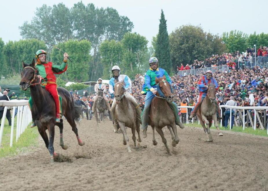Palio di Fucecchio, Re Gavino al grido “Banzay” fa esplodere la festa insuese