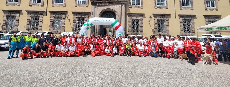 La piazza di Lucca si colora di arancione: è il compleanno della Croce Verde