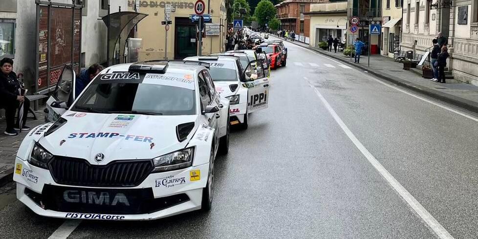 Le auto in gara al Rally degli Abeti raggruppate a San Marcello in vista della giornata di ieri