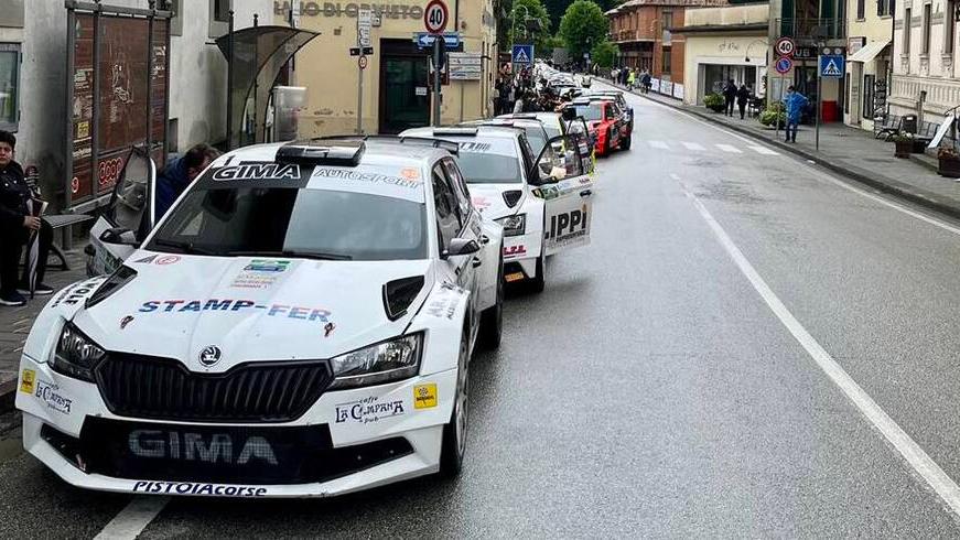 Le auto in gara al Rally degli Abeti raggruppate a San Marcello in vista della giornata di ieri