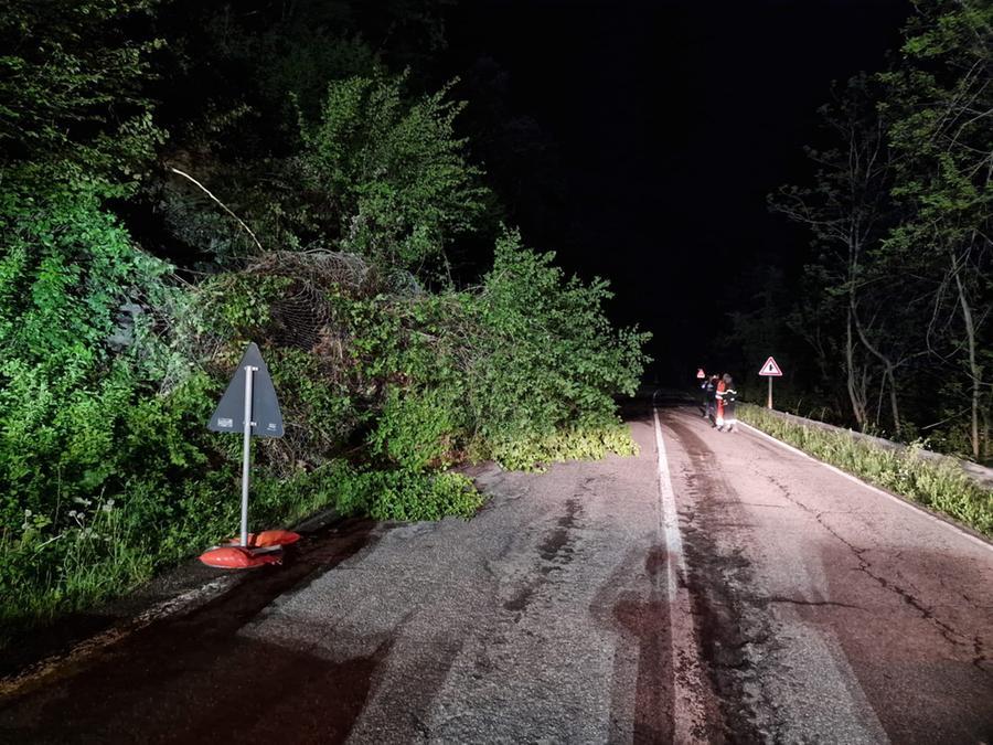 Aggiornamenti meteo – Allerta gialla. Riapre anche il ponte di via Curtatona. Chiusa la Giardini alla Fontanina a causa di una frana
