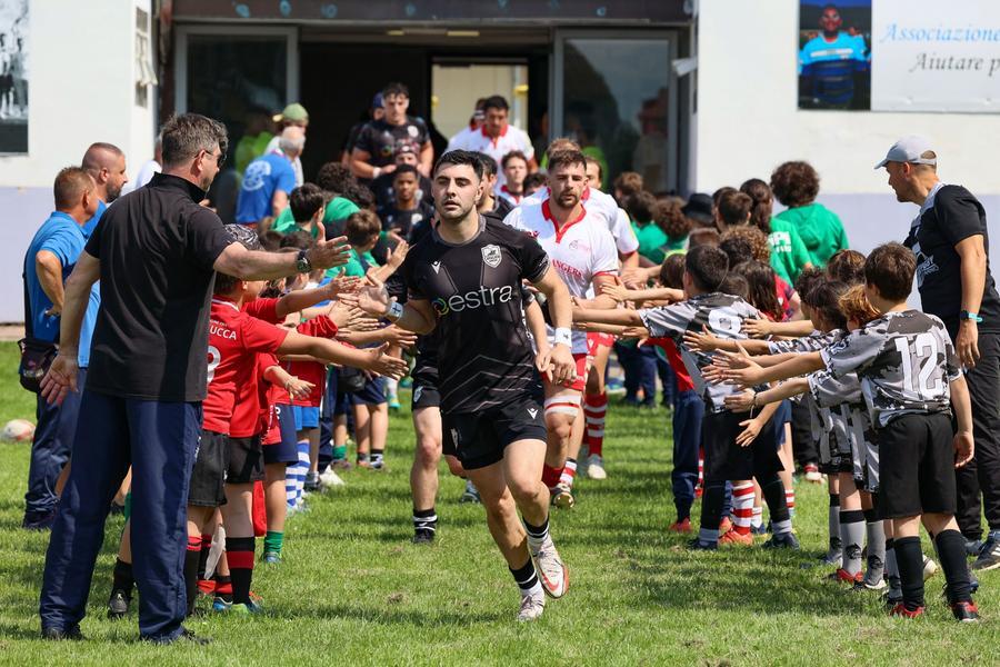
	L'ingresso in campo allo stadio Chersoni delle due formazioni

