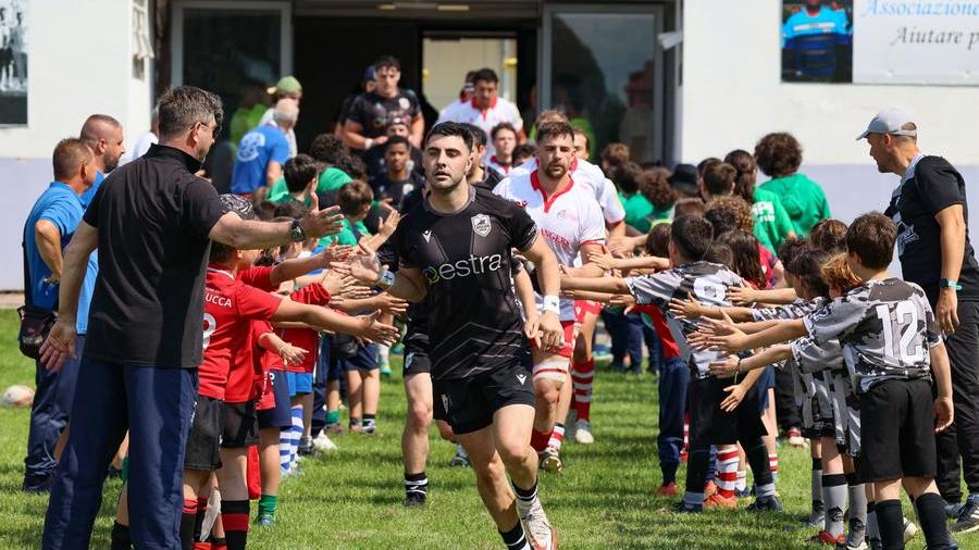 L'ingresso in campo allo stadio Chersoni delle due formazioni