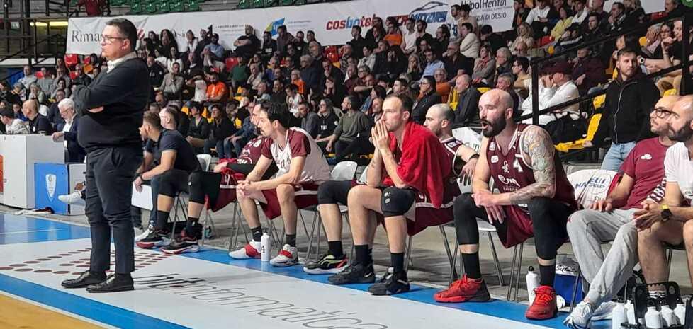 Le facce di Fratto, Saccaggi, Sipala, Lucarelli e Fantoni nel finale di gara-tre: da quella rabbia deve ripartire la Libertas (foto Corsi)