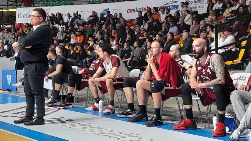 Le facce di Fratto, Saccaggi, Sipala, Lucarelli e Fantoni nel finale di gara-tre: da quella rabbia deve ripartire la Libertas (foto Corsi)