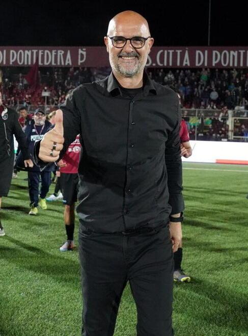 Max Canzi sorride: il tecnico è soddisfatto della stagione e di restare in granata (foto Franco Silvi)
