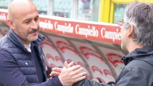 La stretta di mano tra Vincenzo Italiano, tecnico della Fiorentina, e Ivan Juric, il collega alla guida dei granata