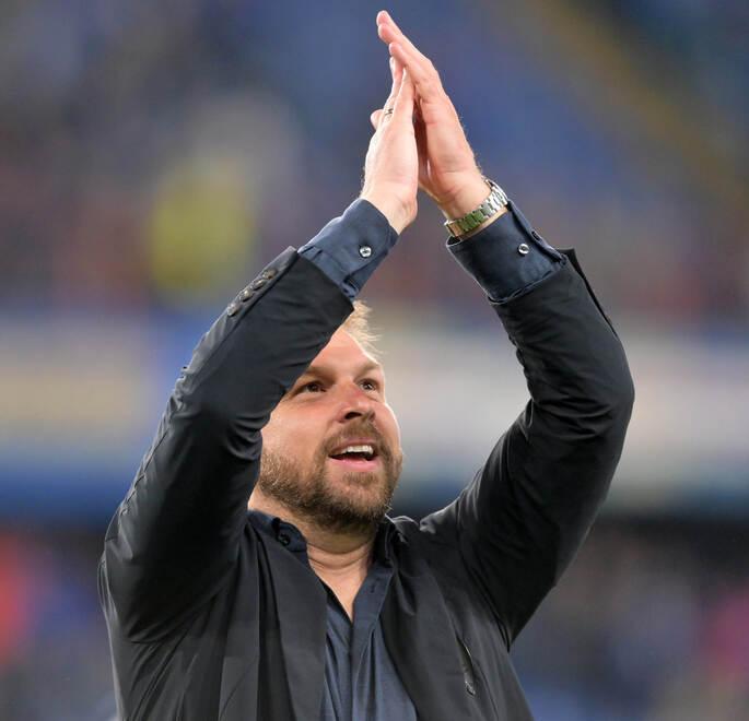 Paolo Zanetti applaude i tifosi azzurri a Marassi