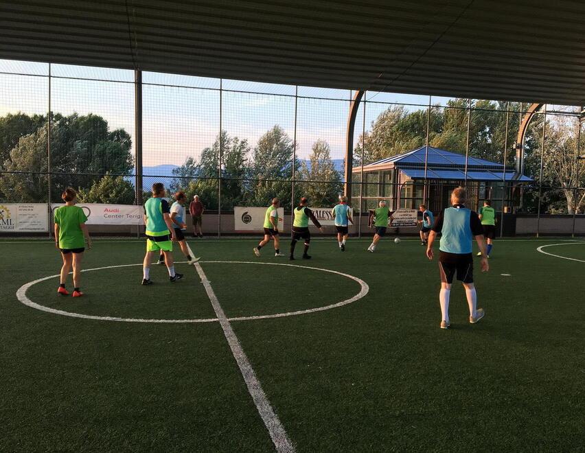 Una delle partite organizzate da Walking Football all’impianto di Mugnano