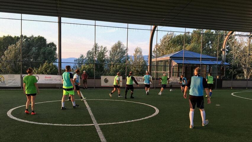 Una delle partite organizzate da Walking Football all’impianto di Mugnano