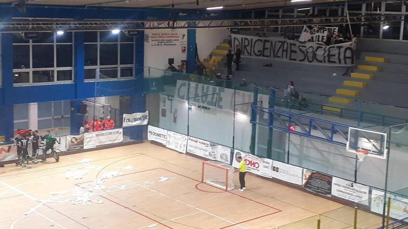 Striscioni e carta igienica in pista