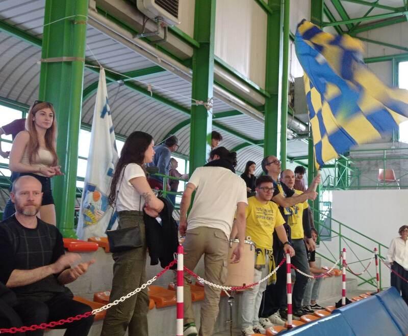 I tifosi del Basket Golfo ieri al palazzetto (foto Pabar)