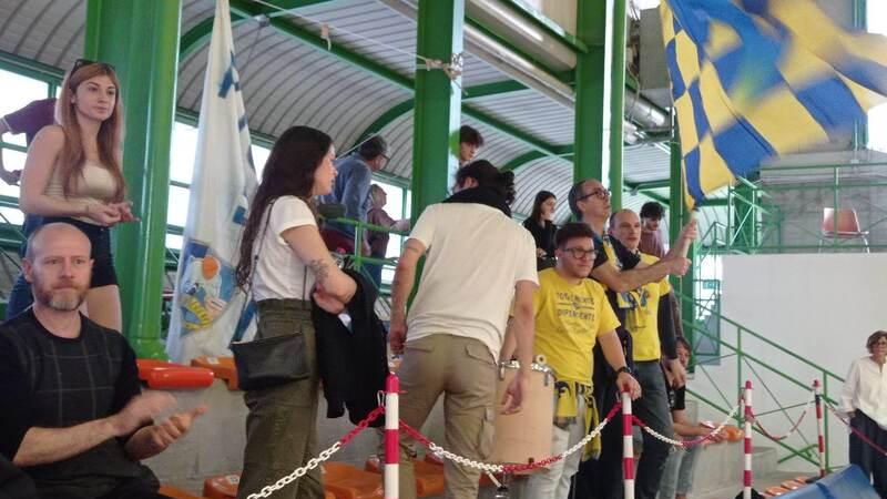 I tifosi del Basket Golfo ieri al palazzetto (foto Pabar)