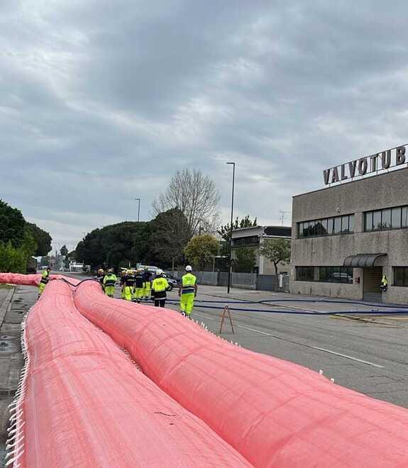 È partito da Rubiera l’argine mobile che sta difendendo il datacenter Lepida