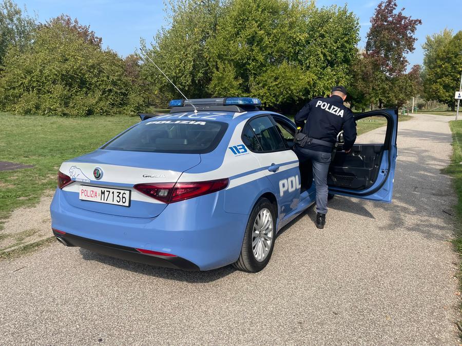 Modena. Pusher al parco Ferrari scappa dalla polizia e viene arrestato: aveva 27 dosi di cocaina