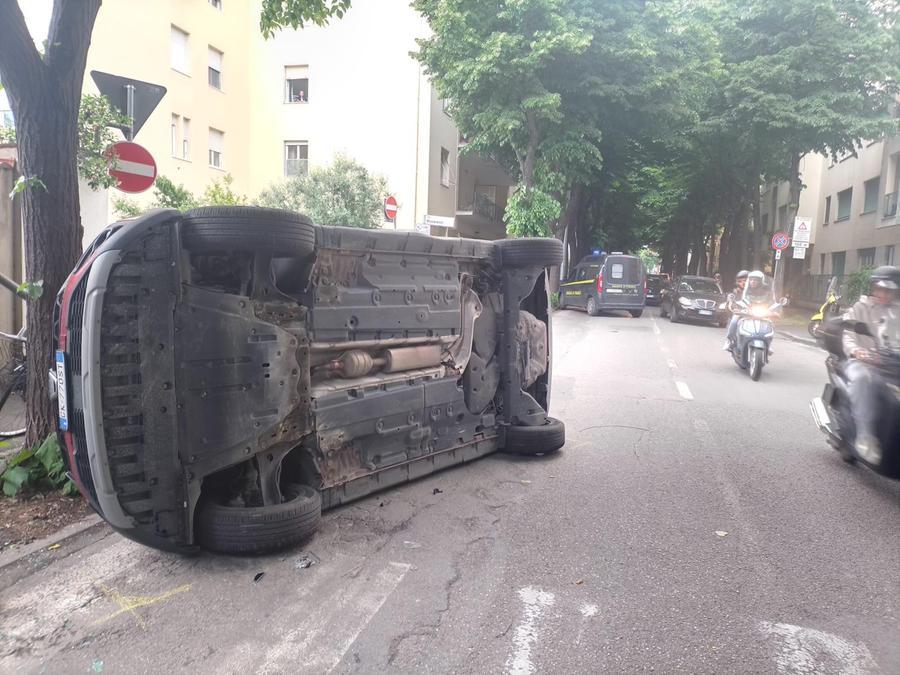 
	L'auto ribaltata in viale Mameli (foto Daniele Stefanini/Silvi)

