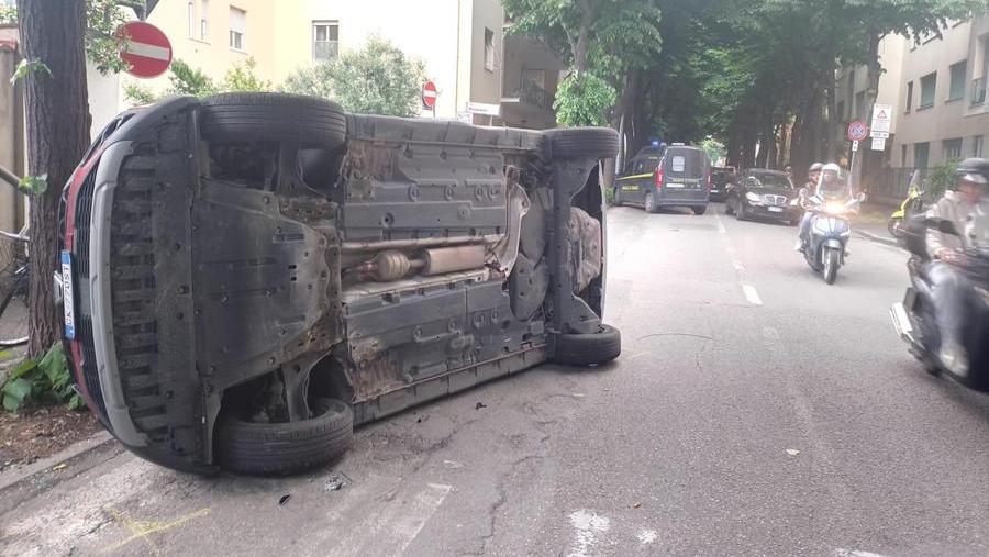 L'auto ribaltata in viale Mameli (foto Daniele Stefanini/Silvi)