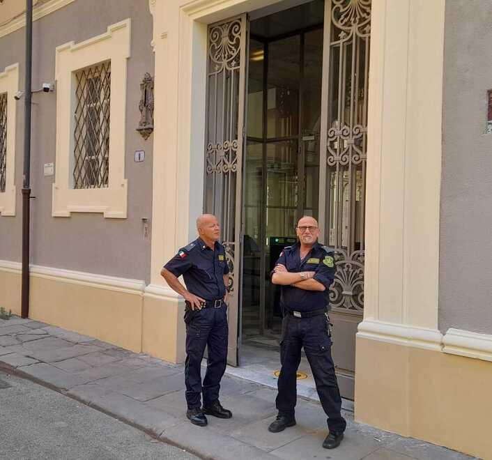 Due guardie giurate all'ingresso del tribunale di Livorno (foto d'archivio)