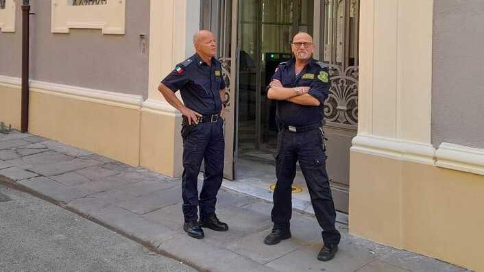 Due guardie giurate all'ingresso del tribunale di Livorno (foto d'archivio)