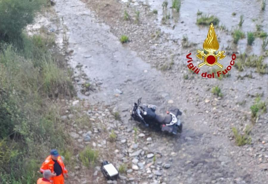 Moto cade da un ponte a Tertenia: un morto e una ferita in condizioni gravi