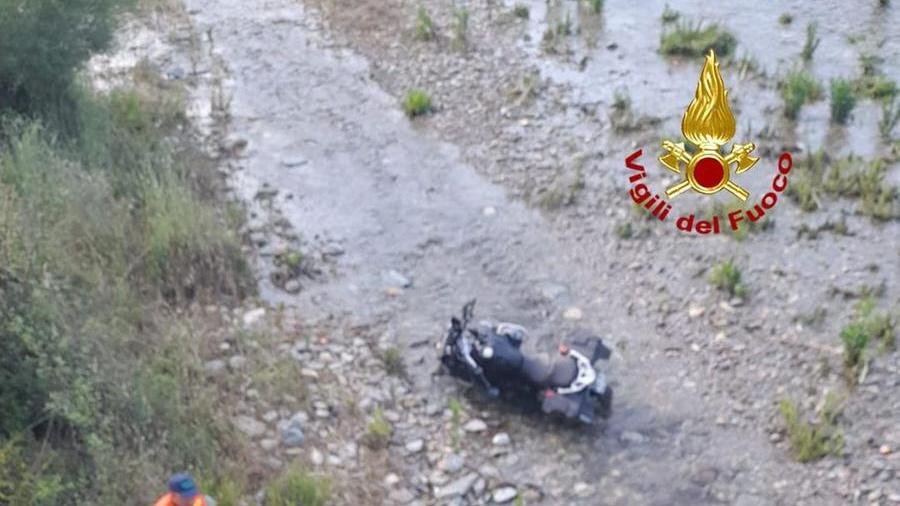 Moto cade da un ponte a Tertenia: un morto e una ferita in condizioni gravi