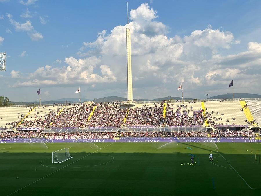 Seimila tifosi all’allenamento della Fiorentina che si gioca due finali – Video