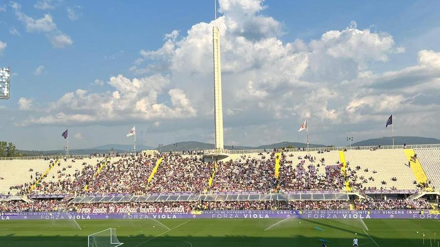 Seimila tifosi all’allenamento della Fiorentina che si gioca due finali – Video