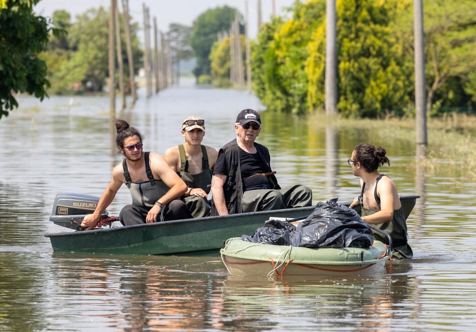 Campotto. Nelle case sott’acqua si arriva solo in barca: «Salviamo il salvabile»