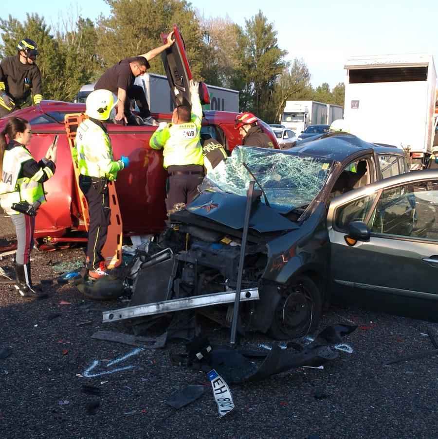 Scontro tra due furgoni e tre auto in autostrada all’altezza di Modena Sud: un morto e tre feriti