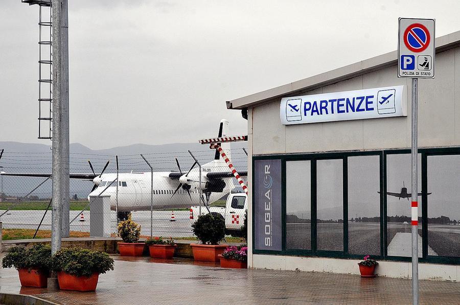 
	Un aereo a Fenosu durante il breve periodo in cui sono stati effettuati voli passeggeri

