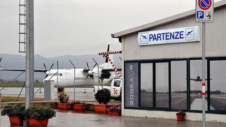 
	Un aereo a Fenosu durante il breve periodo in cui sono stati effettuati voli passeggeri

