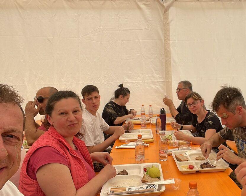 L'unico momento di relax per i volontari di Bomporto durante il pranzo offerto dalla Protezione Civile