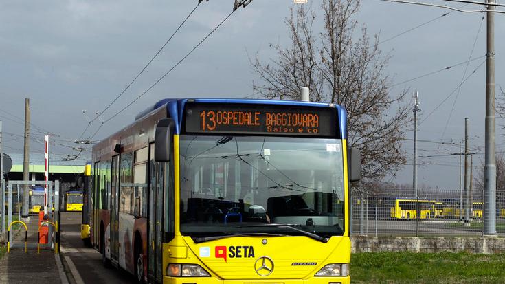 Modena Pochi autisti per i bus, reclutati anche i profughi Fratelli d’Italia non ci sta