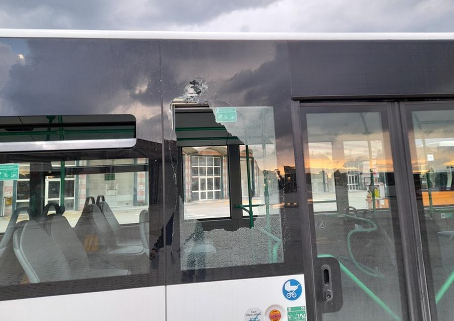 Calcinaia, bottiglia contro il pullman in corsa: vetro in frantumi e un passeggero ferito