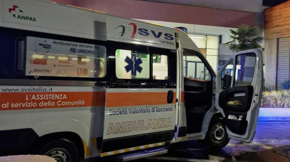 L'ambulanza della Svs di Ardenza fuori da un centro commerciale labronico