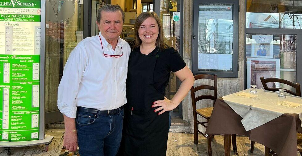 Vincenzo e Rossana Pernice di fronte al ristorante La Vecchia Senese